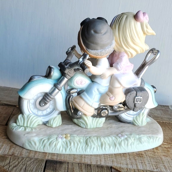 Precious Moments "Our Love Goes the Distance" - Picture 2 of 9